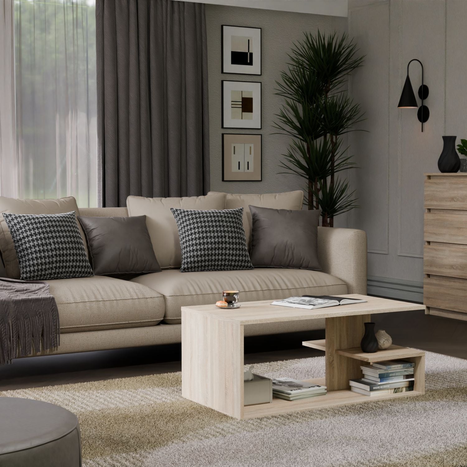 Weißer Couchtisch auf schwarzen Teppich, Weiße Kommode im Hintergrund, darüber fernseher und bild an der wand