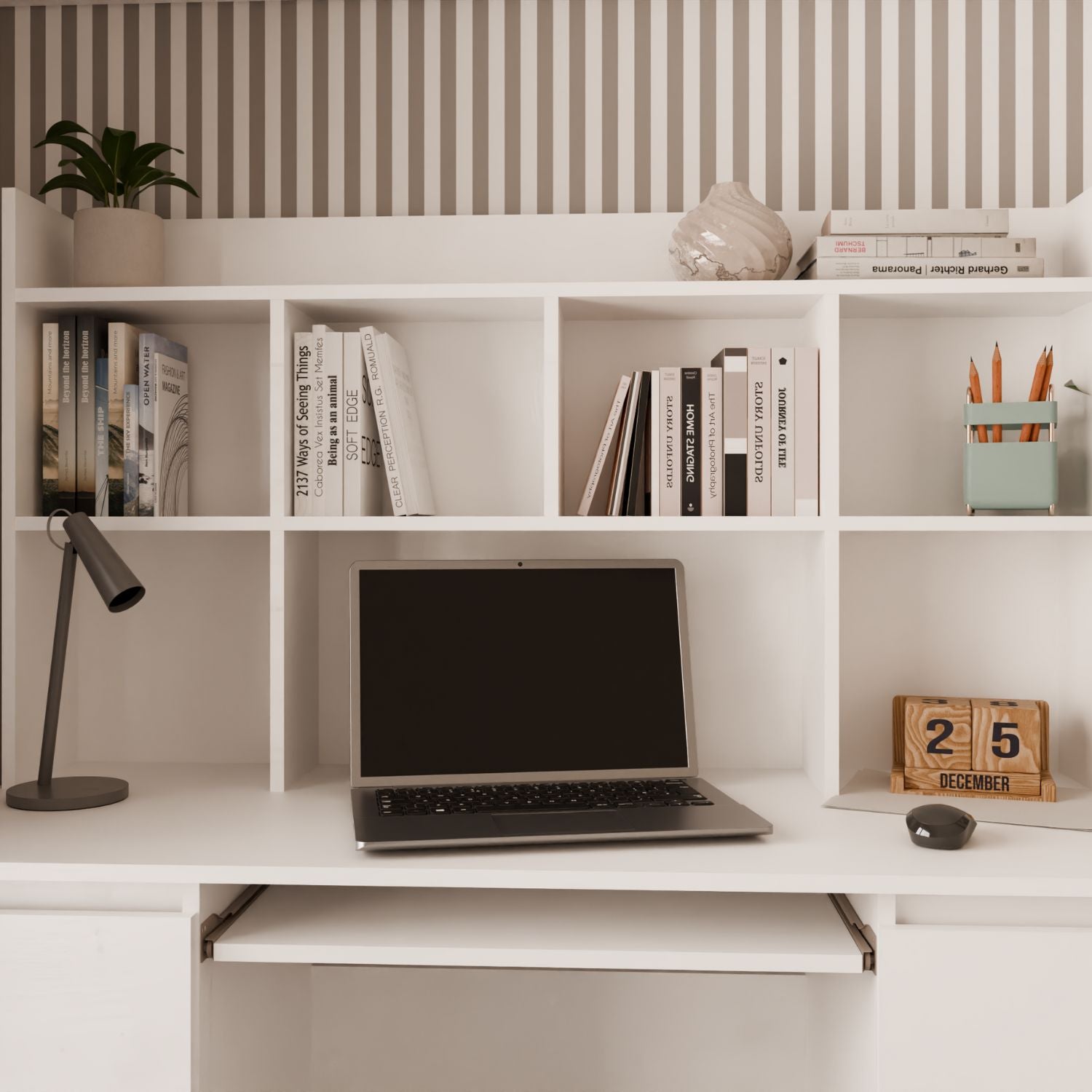 Weißer Schreibtisch in Arbeitszimmer neben weißem Kleiderschrank. Schwarzer Fransenteppich am boden