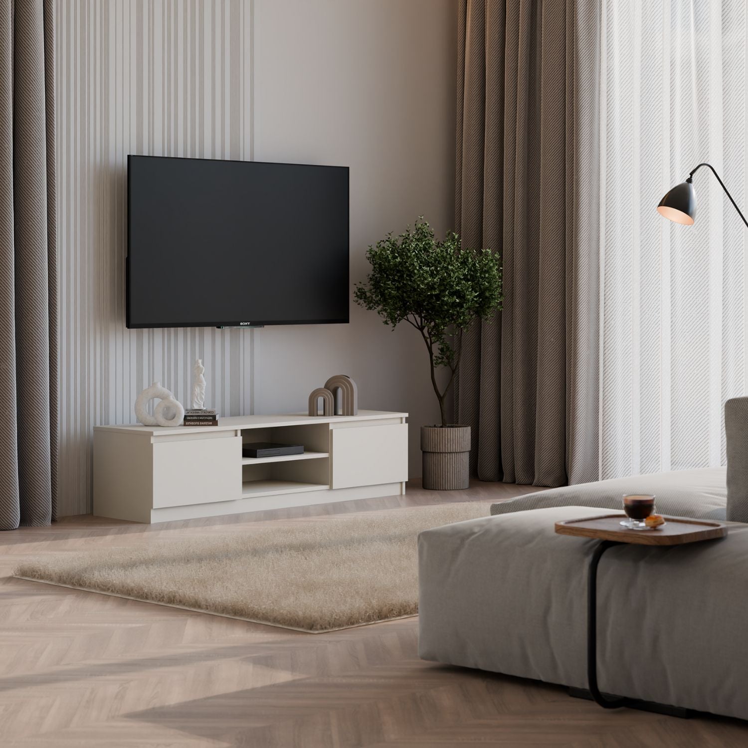 Grau Matt / Eiche Fernsehschrank der an der Wand befestigt ist. Darauf Konsolen und darüber ein Fernseher an der grauen Wand. Rechts davon eine Kommode in der selben Farbe