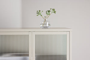 Vitrinenschrank Kiko Beige in Farbe von kommodly