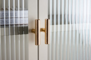 Vitrinenschrank Kiko Beige in Farbe von kommodly