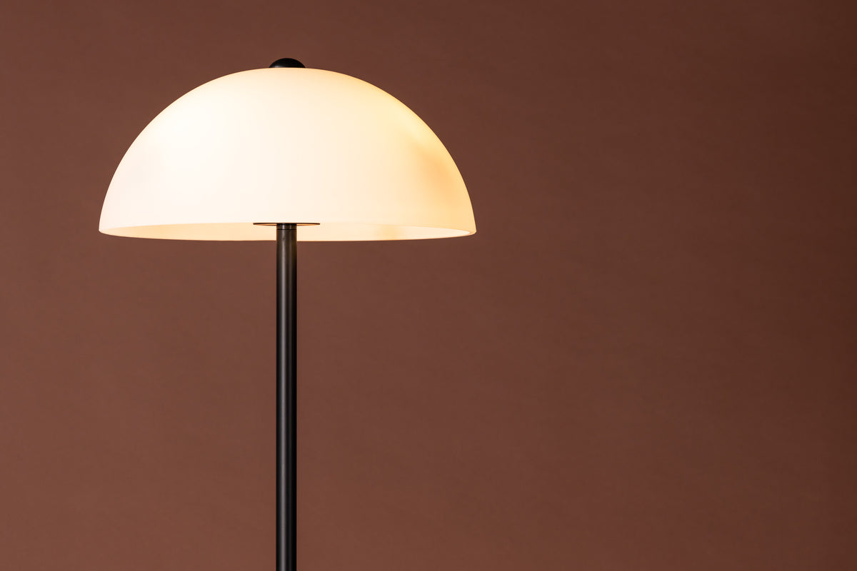 Stehlampe Viko Weiß in Farbe von kommodly