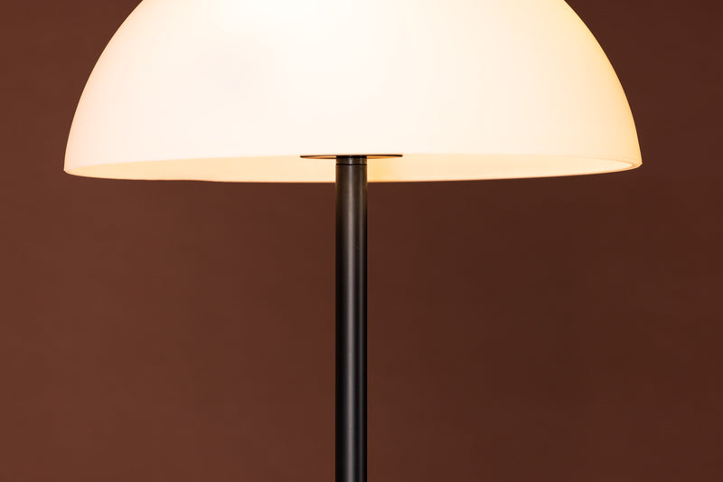Stehlampe Viko Weiß in Farbe von kommodly