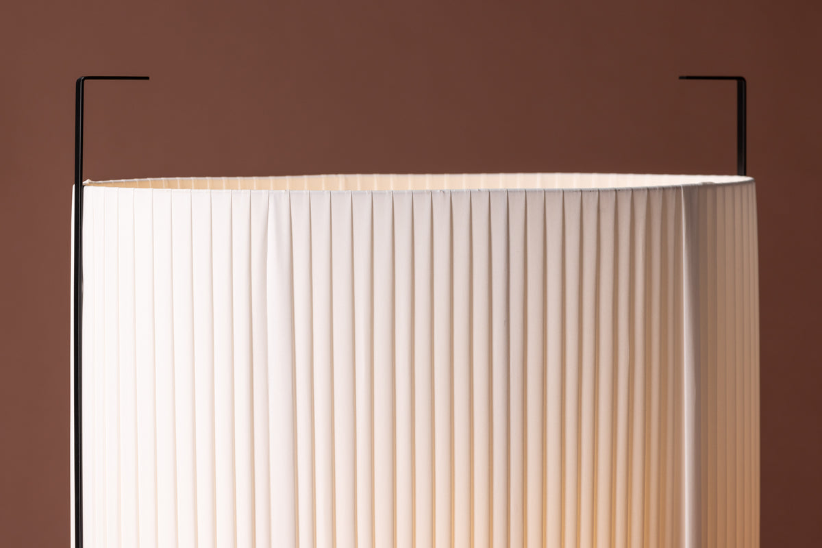 Stehlampe Lumi Schwarz in Farbe von kommodly