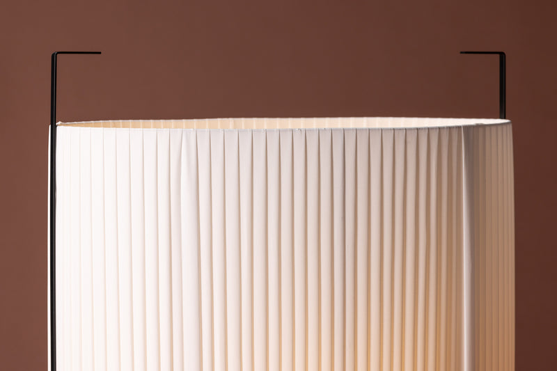 Stehlampe Lumi Schwarz in Farbe von kommodly