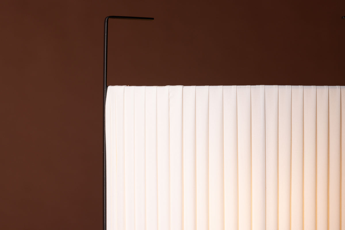 Stehlampe Lumi Schwarz in Farbe von kommodly
