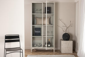 Vitrine Piri in Farbe von Kommodly