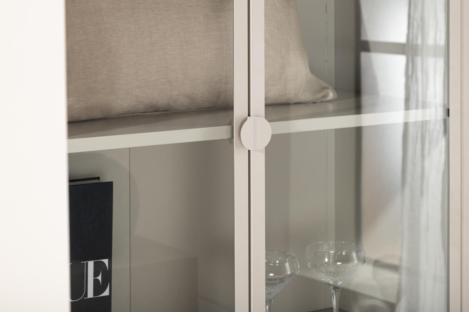 Vitrine Piri in Farbe von Kommodly