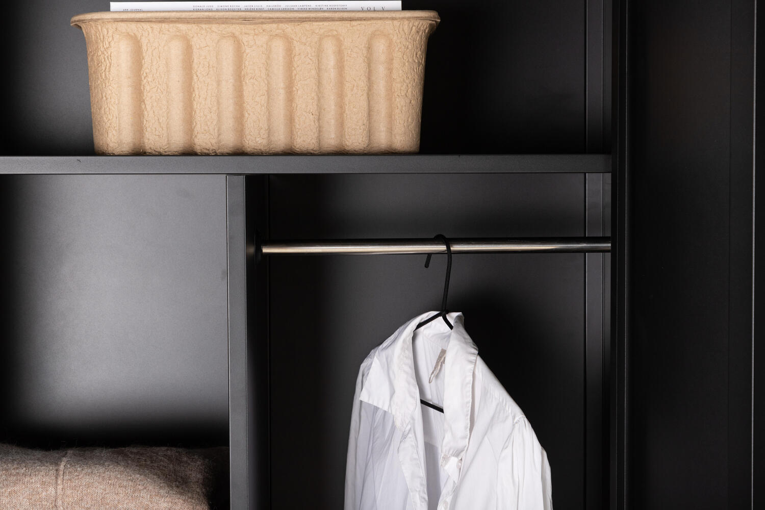 Kleiderschrank Pire in Farbe von Kommodly