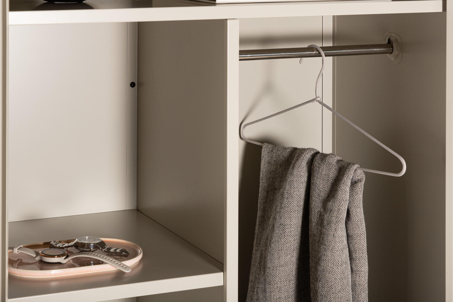 Kleiderschrank Pire in Farbe von Kommodly