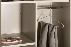 Kleiderschrank Pire in Farbe von Kommodly