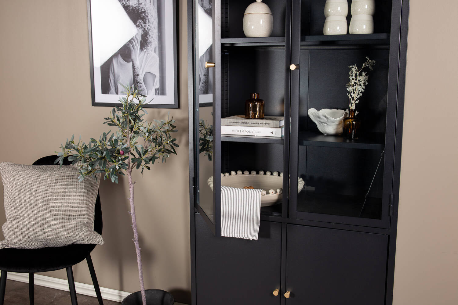 Vitrinenschrank Baku L in Farbe von Kommodly