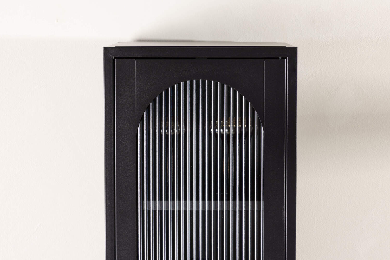 Vitrinenschrank Calu in Farbe von Kommodly