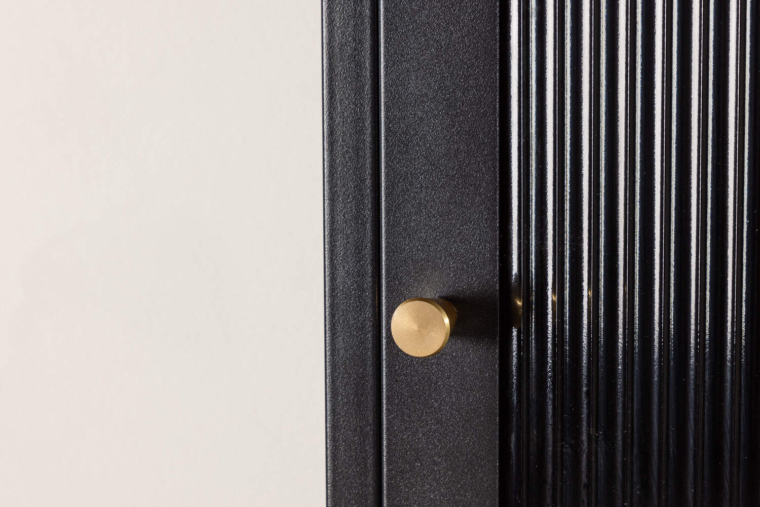 Vitrinenschrank Calu in Farbe von Kommodly