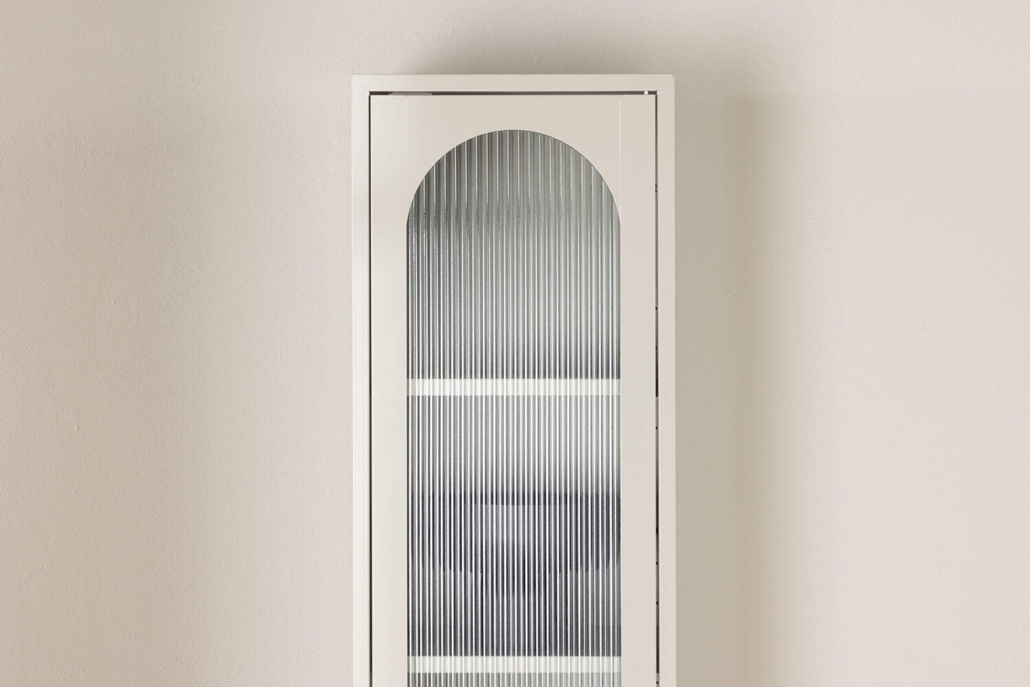 Vitrinenschrank Calu in Farbe von Kommodly