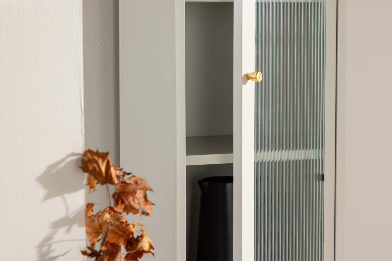 Vitrinenschrank Calu in Farbe von Kommodly