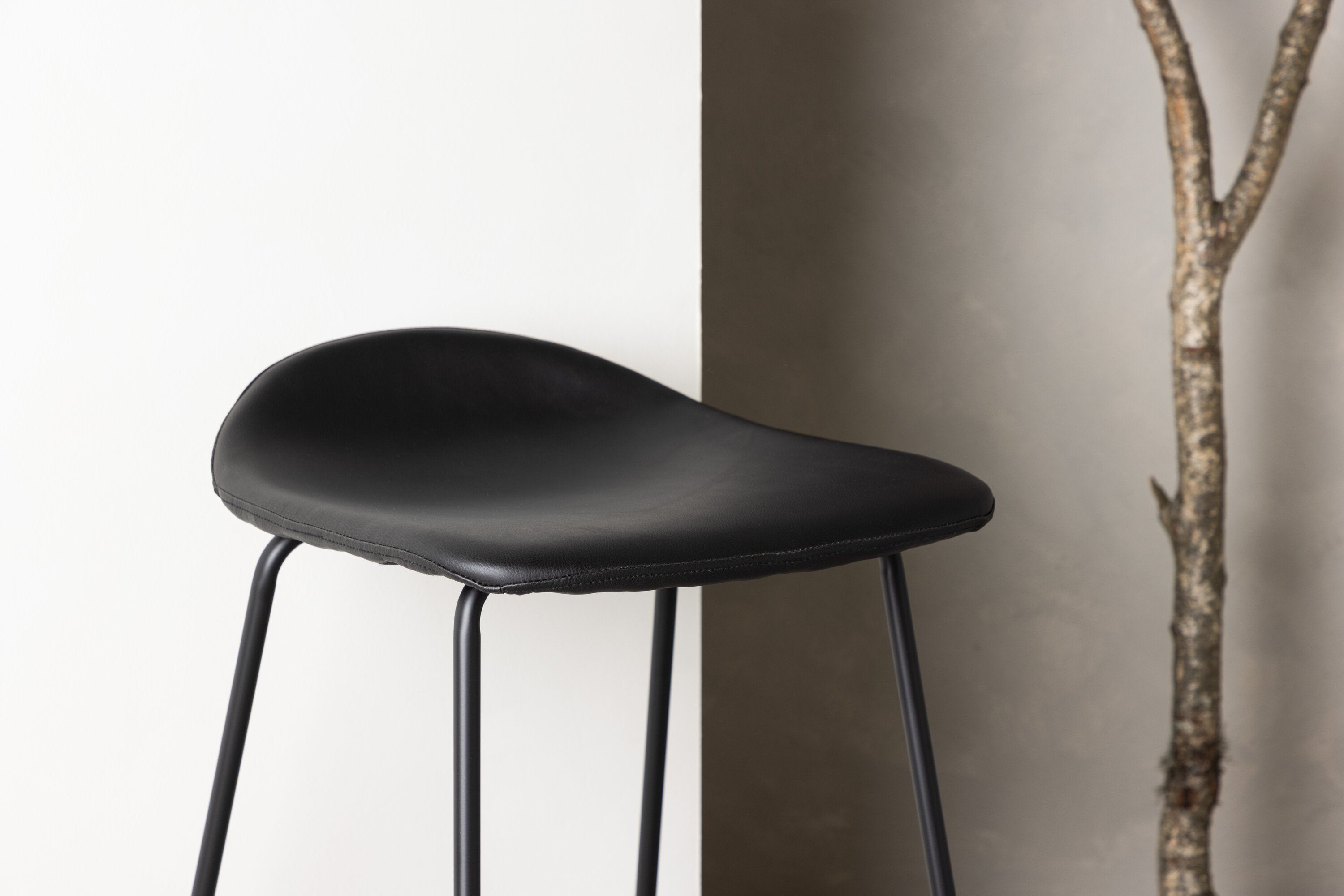 Barhocker Zay Schwarz in Farbe von kommodly