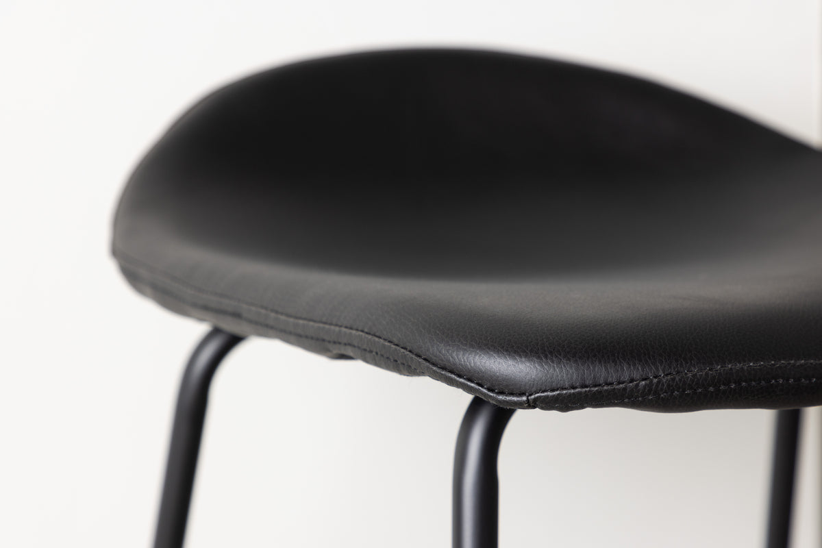 Barhocker Zay Schwarz in Farbe von kommodly