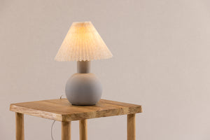 Tischlampe Lova Grau in Farbe von kommodly