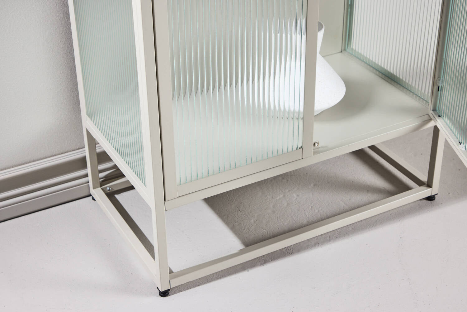 Vitrinenschrank Geno L in Farbe von Kommodly
